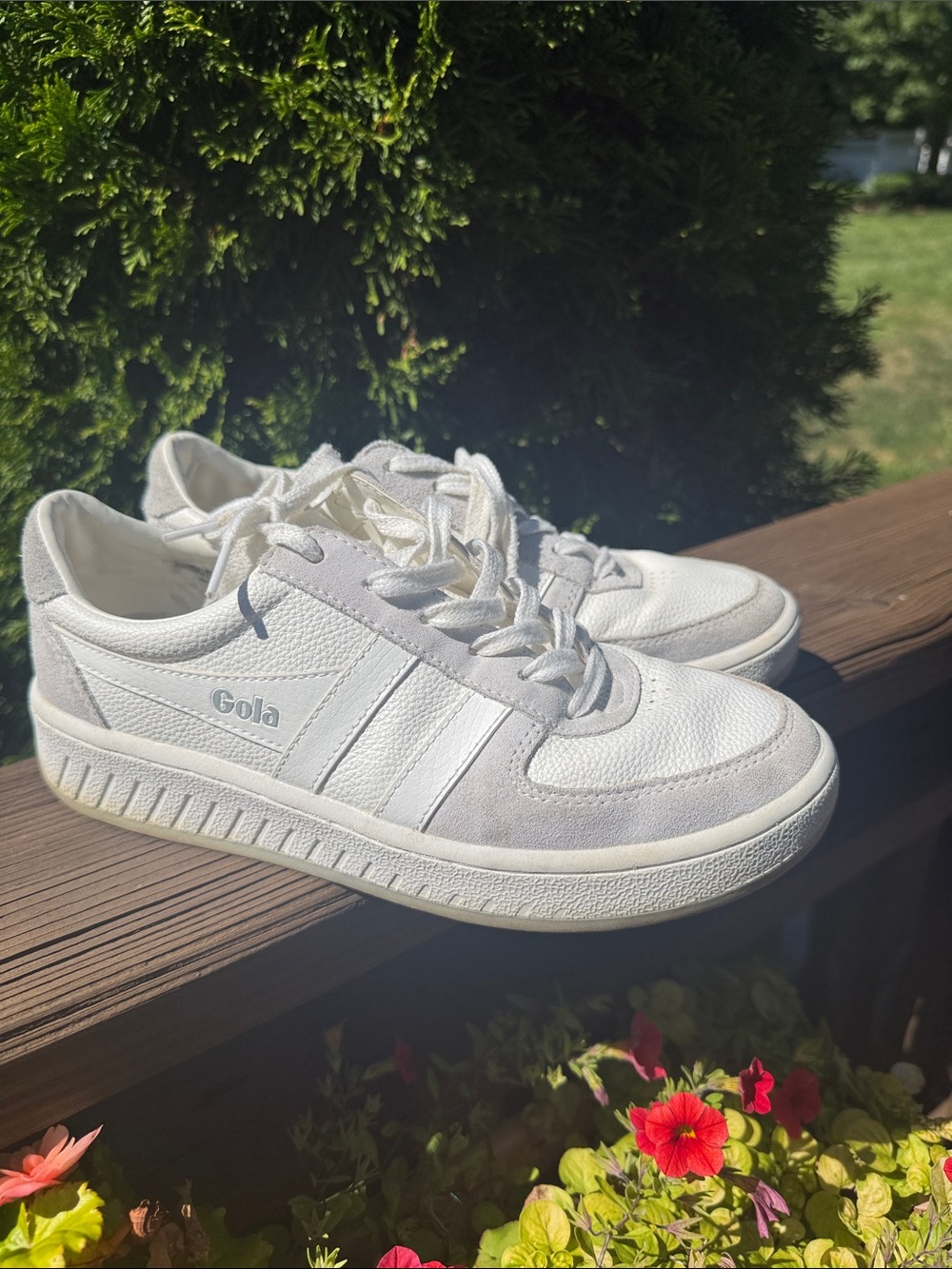 Gola women 7.5 White Lace-Up Low Top Sneakers